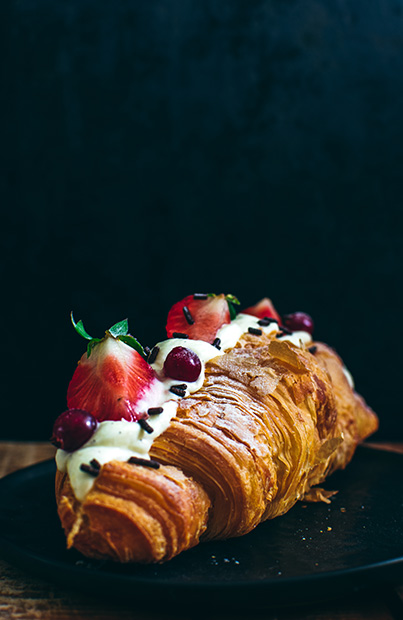 Afbeelding chocoladetaart met rood fruit