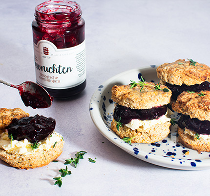 Half volkoren scones met maanzaad, citroen & tijm